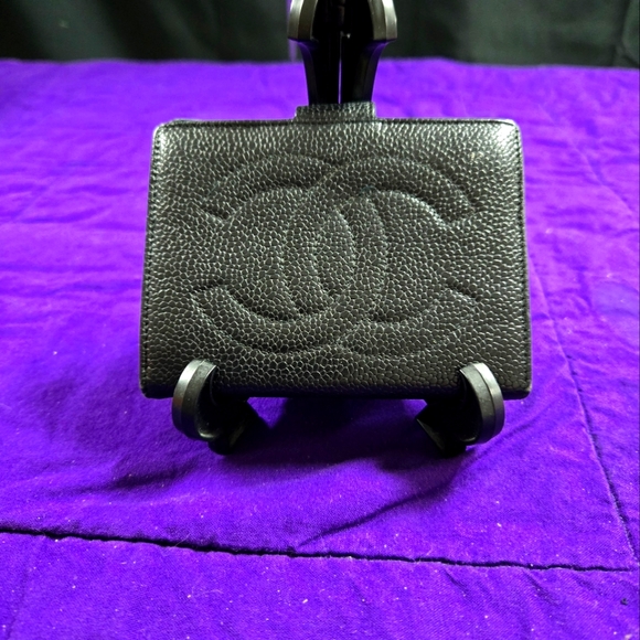 VGC AUTHENTIC CHANEL MINI BLACK CAVIAR LEATHER TIMELESS KISSLOCK WALLET - Picture 1 of 13